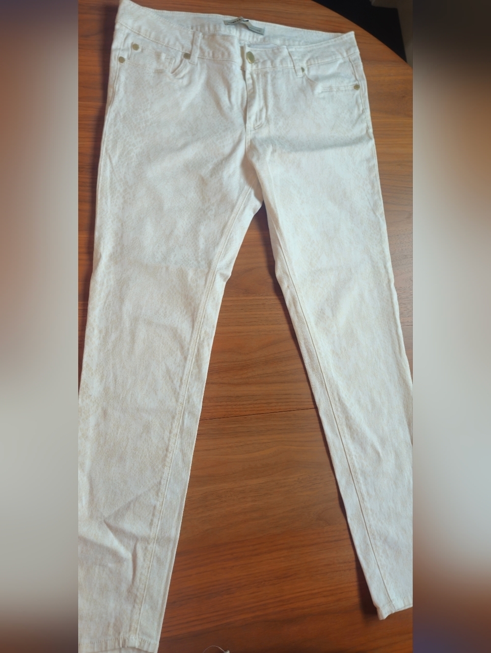 Romeo & Juliet Couture Ivory Jeans With Gold Threading And Gold Button Sz 31